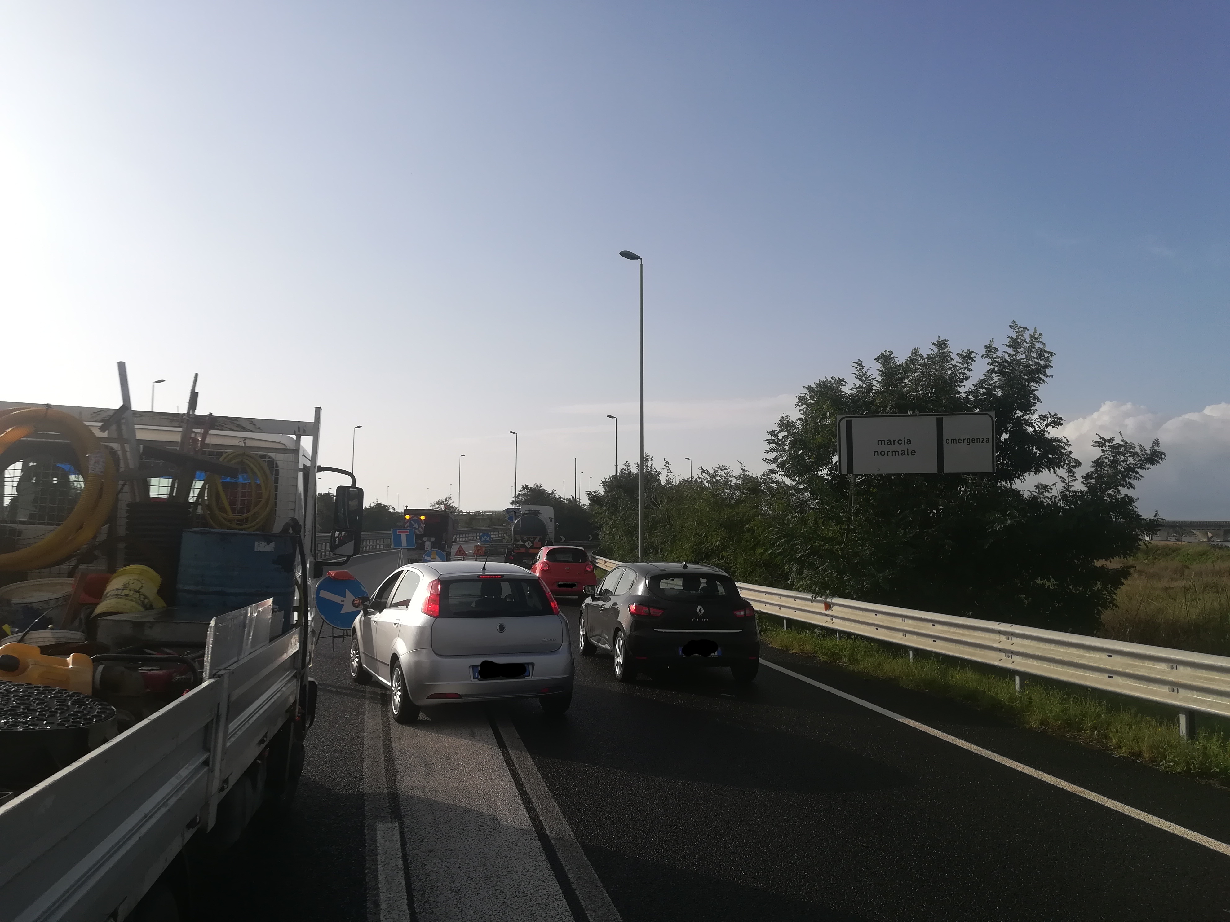 La Sulcitana è totalmente ko, sbarrata anche la 195 Rac: lunghissime file di auto e strade-piscina