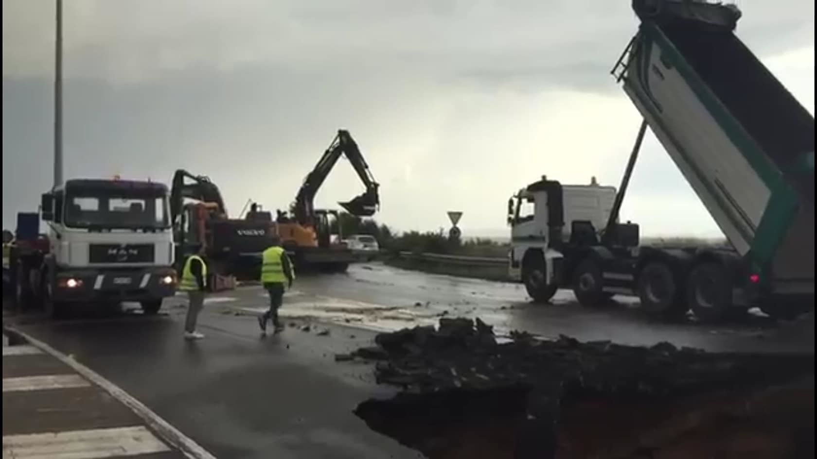 Crolli e voragini sulla Sulcitana, ecco il primo video dalla zona del disastro