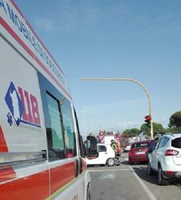 Cagliari, scontro tra auto in via Lungo Saline: nessun ferito