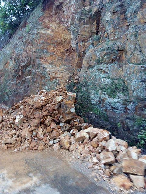 Frana sulla pedemontana che dal Sulcis porta a Cagliari: “Prestate la massima attenzione”