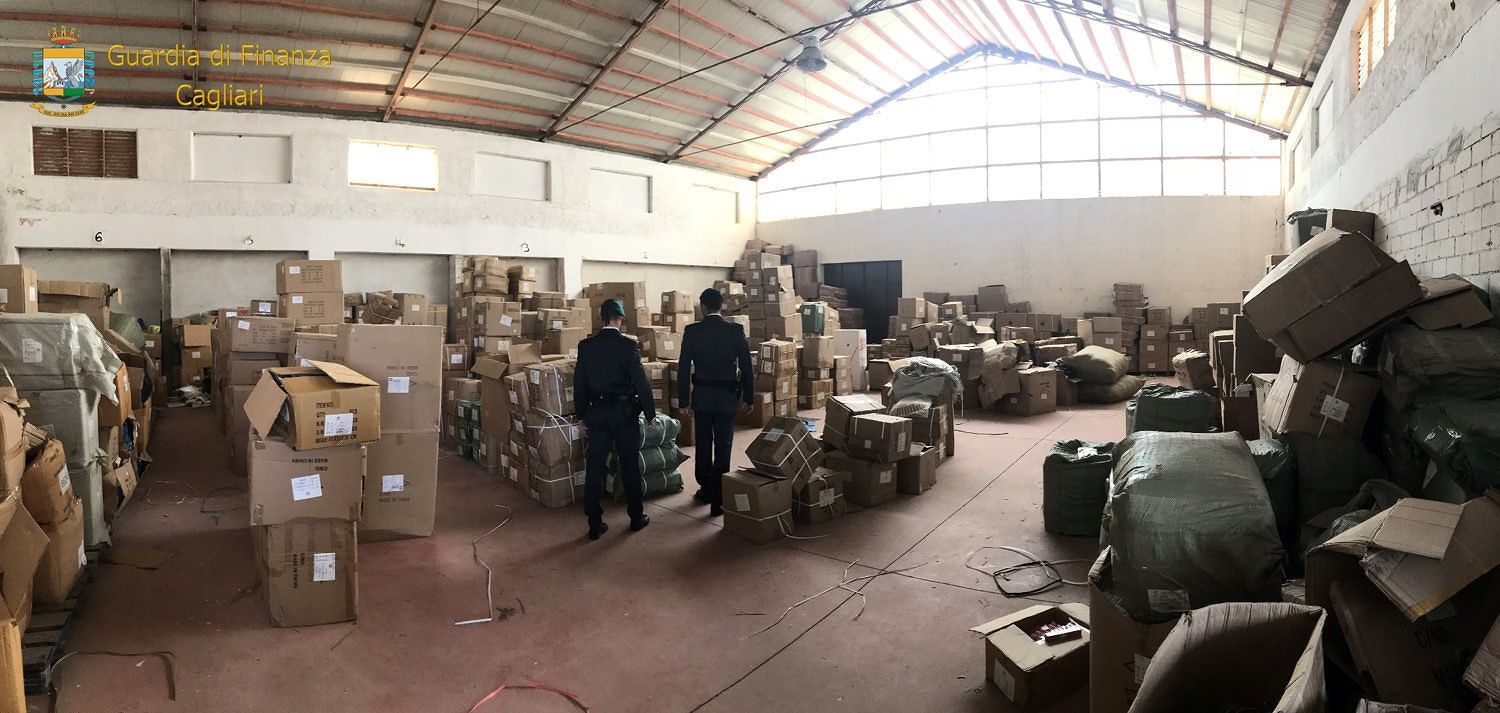 Pistole giocattolo, luci natalizie e prese elettriche contraffatte: scacco della Finanza ad Assemini