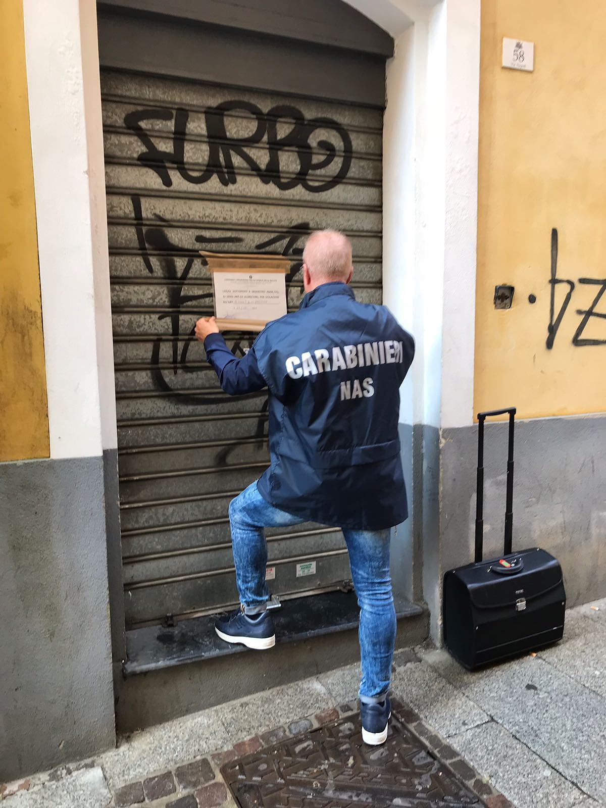 Blitz dei Nas a Cagliari: sigilli a un ristorante cinese, sanzionato un commerciante bengalese