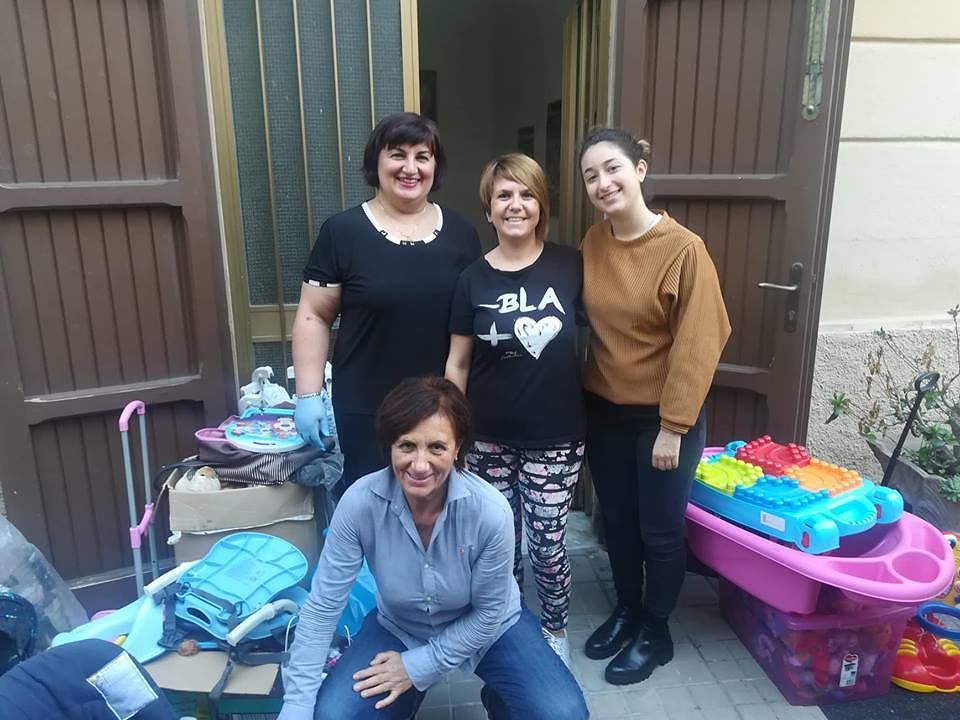 Cagliari, il grande cuore di Eleonora: “Raccolgo e regalo vestiti e seggiolini alle mamme povere”