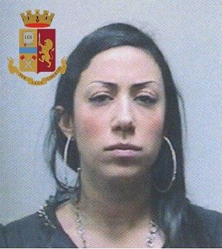 Cagliari, ragazza 31enne prende a pugni i poliziotti perchè non voleva spostare l’auto dalle strisce: arrestata