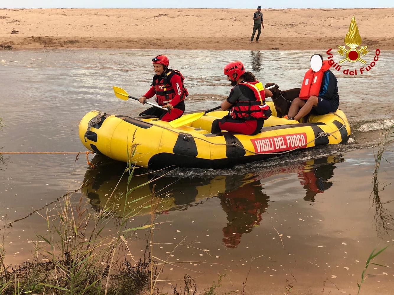 Girasole, le acque del rio si innalzano improvvisamente: paura per un uomo e il suo cane