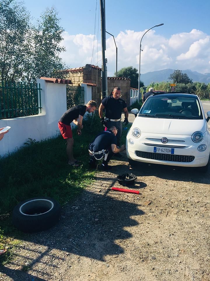 Capoterra, il bel gesto dei poliziotti: si fermano ad aiutare i turisti tedeschi a riparare una ruota
