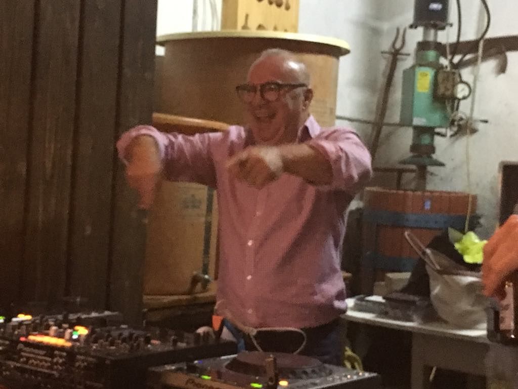 Grandissimo successo a Ussana per Tempus de Binnenna: il dj scatenato Massimo Capone fa ballare davvero tutti