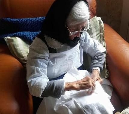Tzia Maria Orrù di Aritzo, 103 anni e non sentirli: così coltiva la sua passione per il cucito e il ballo sardo
