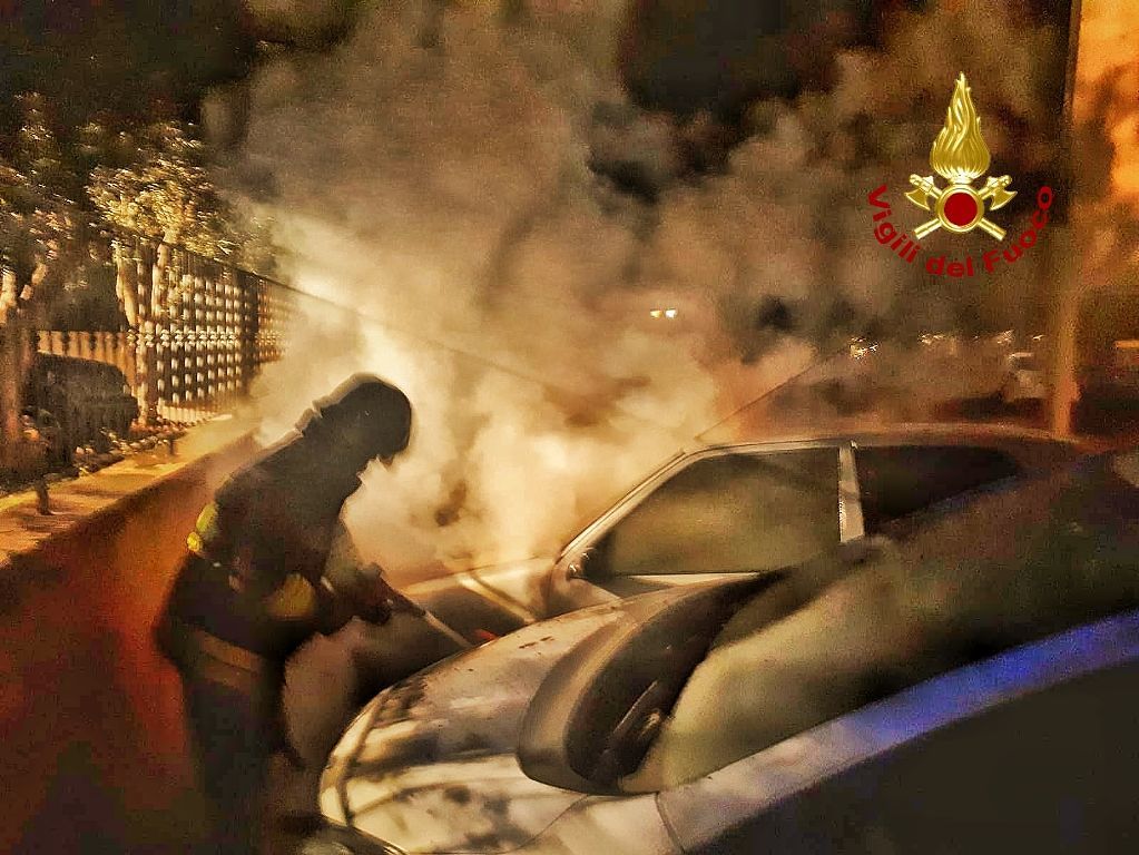 Notte di fuoco a Selargius, la fiamme distruggono tre auto e uno scooter