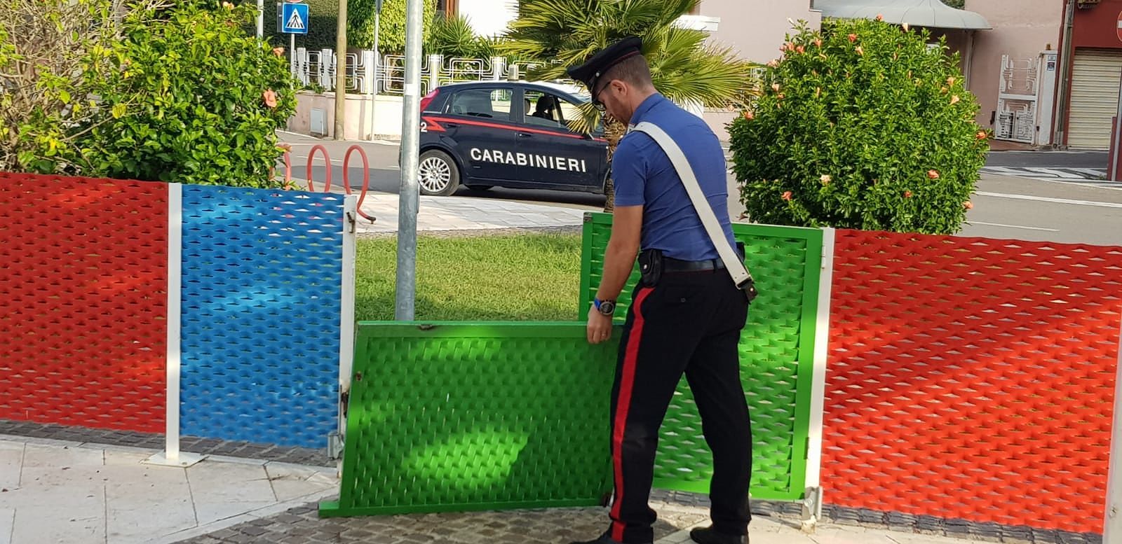 Gioca in piazza e un cancello le cade addosso: paura ad Assemini per una bimba di 2 anni