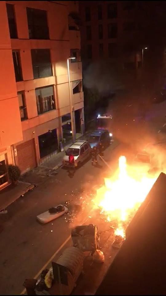 Cagliari, notte d’inferno in via Mameli: maxi incendio distrugge i cassonetti