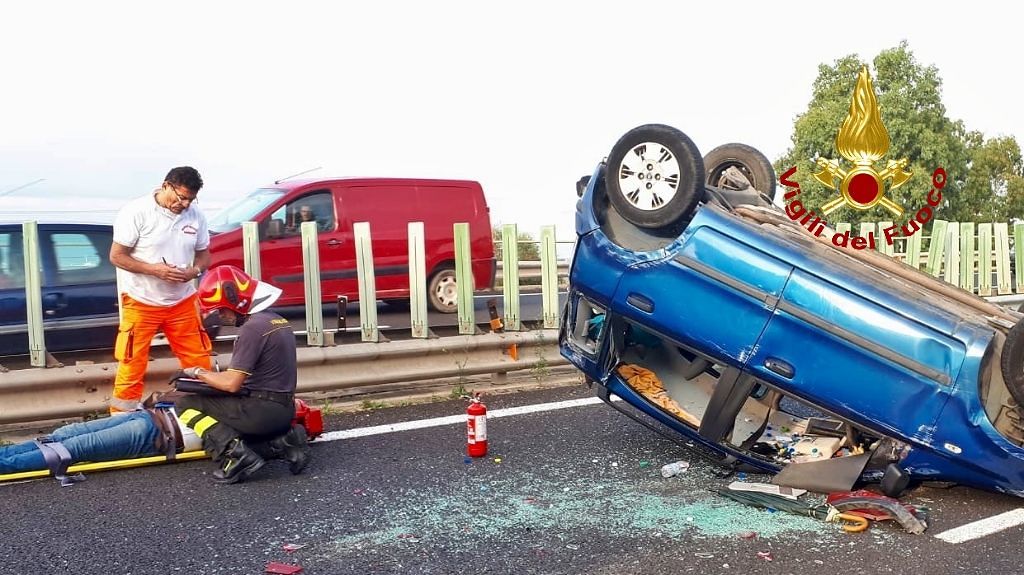 Auto si ribalta a Santa Gilla dopo l’impatto con un camion: un ferito lieve