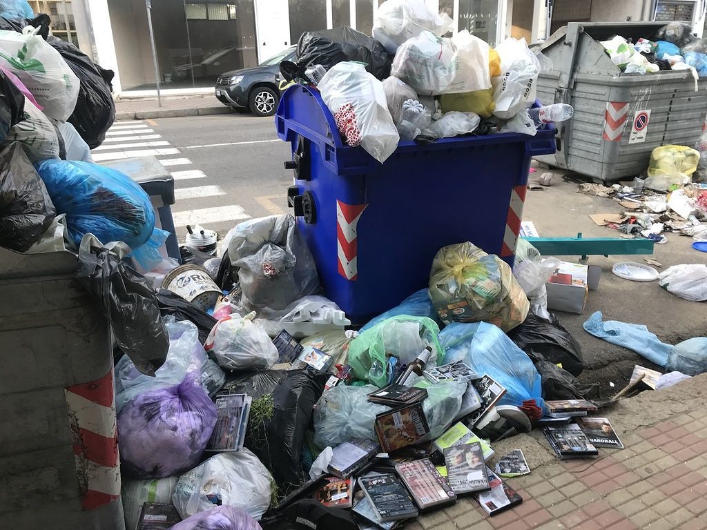 “Questa è la situazione in via Abruzzi, non basta aver avuto dentro la nostra casa tre metri di acqua giovedì…”