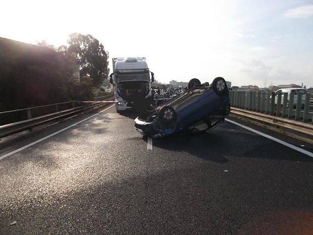 Autoscontro Cagliari, Panda si ribalta sulla 195 racc e centra una Dacia: il conducente estratto dalle lamiere