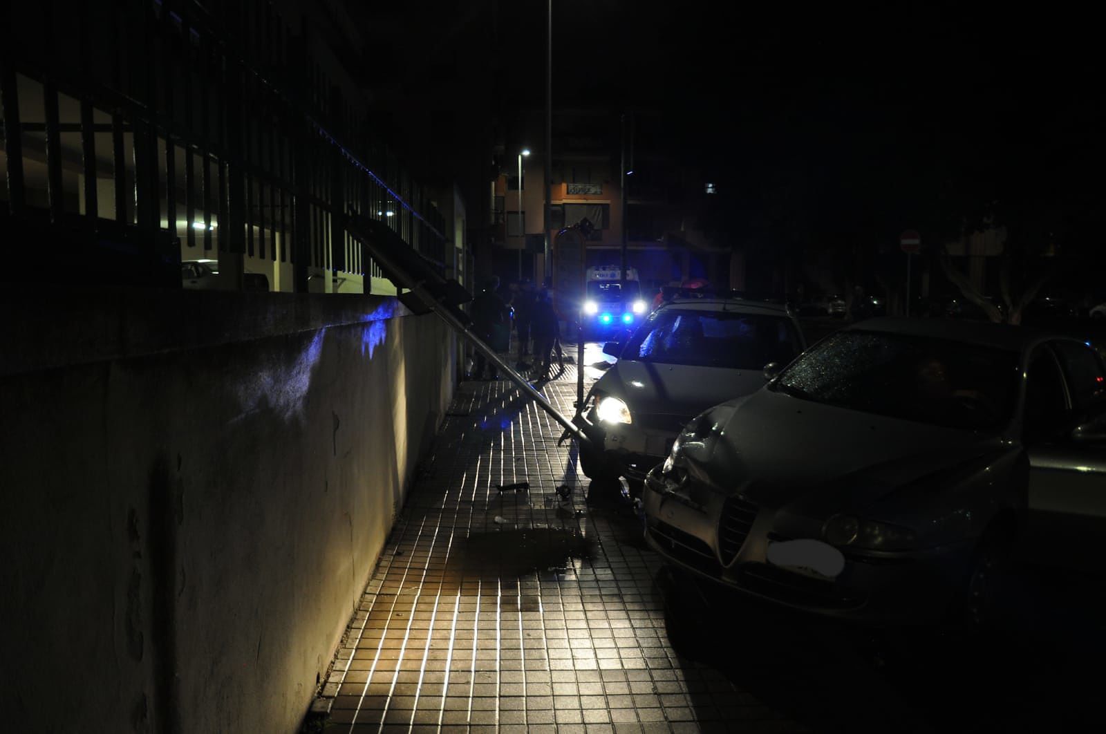 Cagliari, 2 pedoni travolti da un’auto rubata: è caccia al pirata che si è dato alla fuga