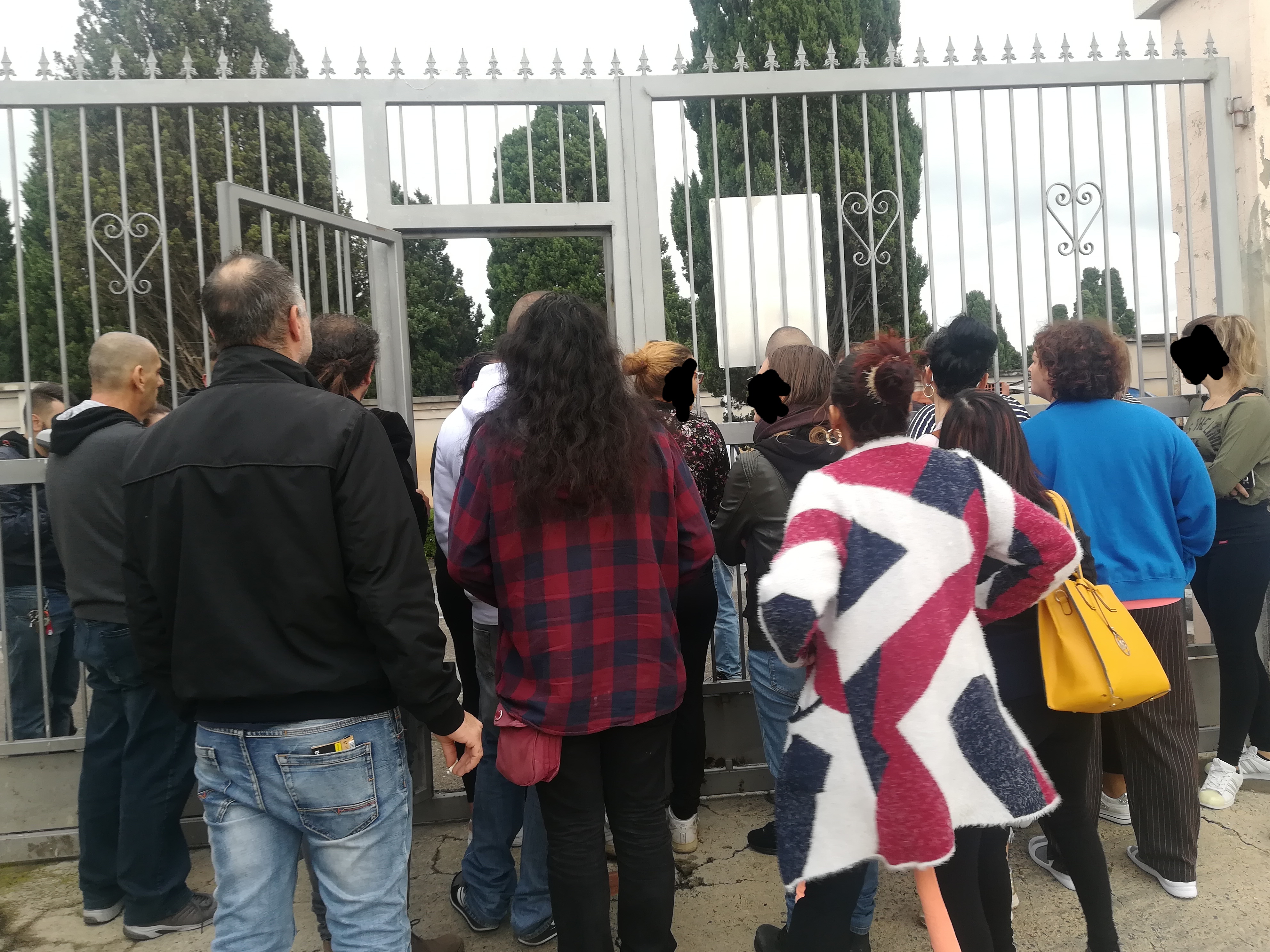 Cagliari, paura e lacrime in via Puglia: “Vogliono sbattere per strada anche mamme e bambini”