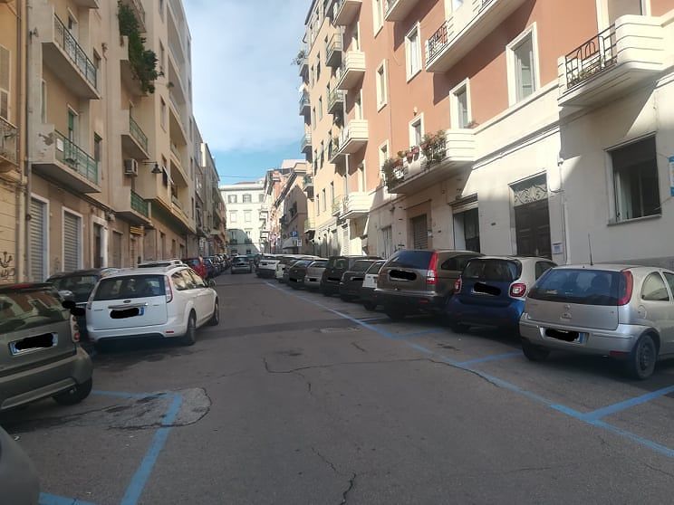 Cagliari, residenti furiosi contro la pista ciclabile in via San Lucifero: “Parcheggeremo le auto a Sant’Elia”