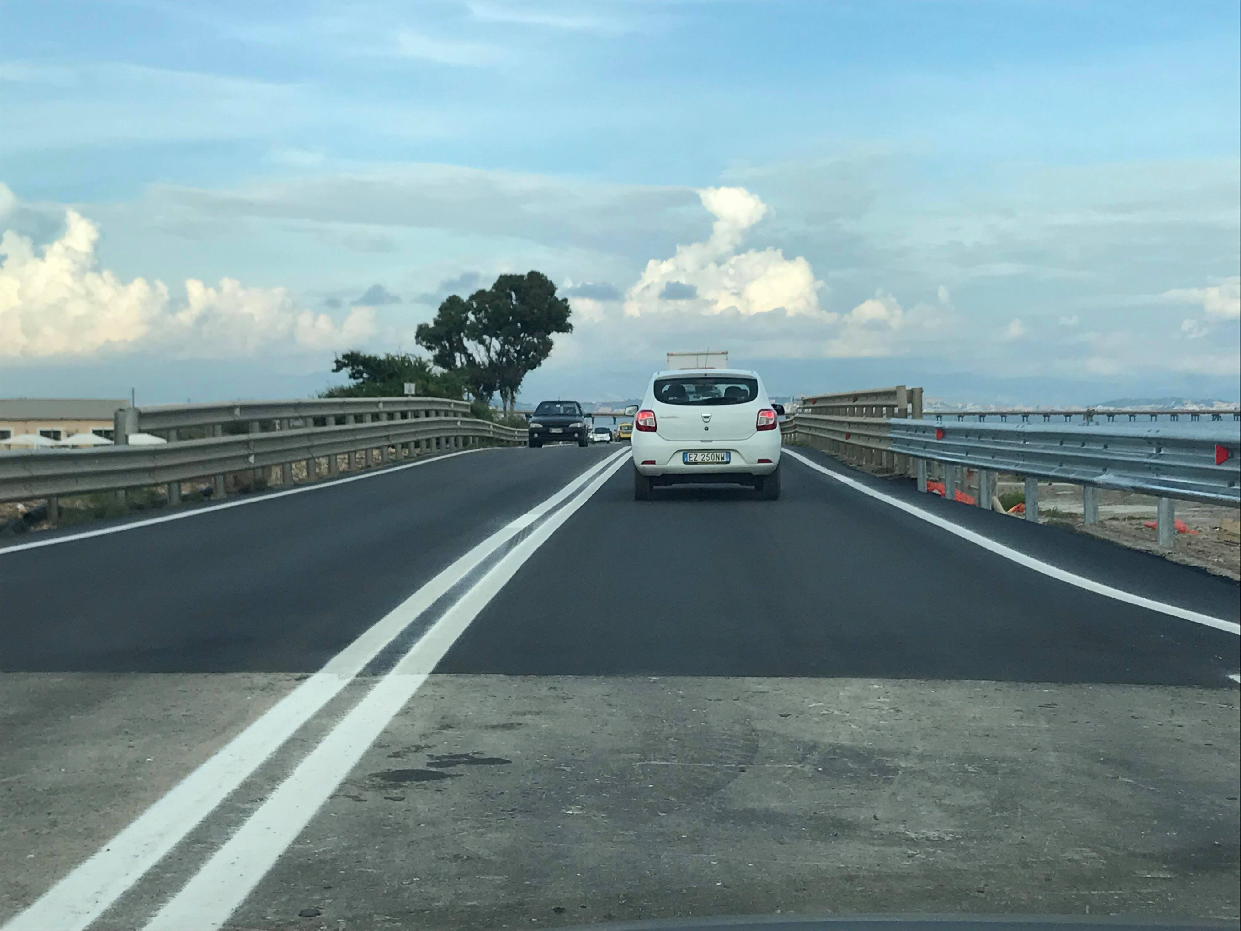 Et voilà, riapre al traffico la Sulcitana: una fetta nuova di asfalto dopo gli squarci dell’alluvione