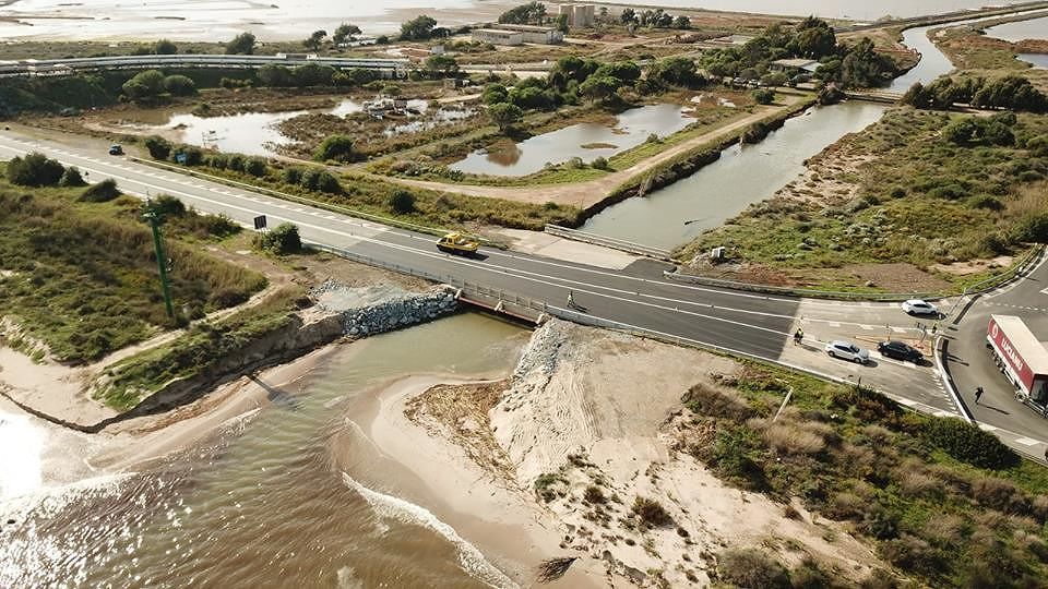 Et voilà, riapre al traffico la Sulcitana: una fetta nuova di asfalto dopo gli squarci dell’alluvione