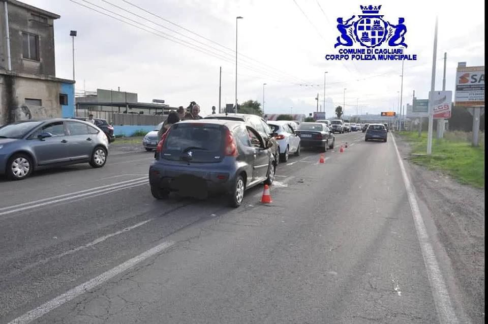 Cagliari, maxi tamponamento sull’asse mediano: 4 auto coinvolte e 2 feriti