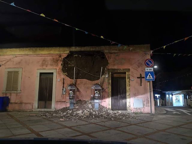 Villasimius, crolla sotto la pioggia la parete di un vecchio edificio: lo squarcio nella notte