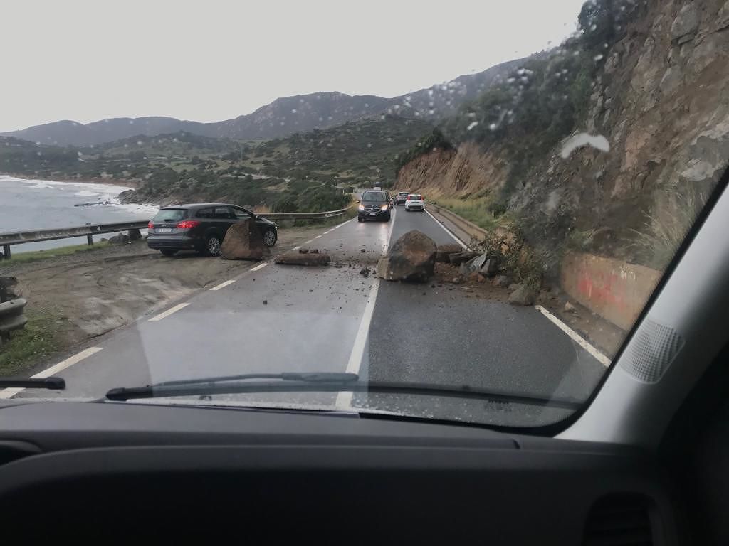 Paura a Villasimius, parete rocciosa crolla sulla litoranea