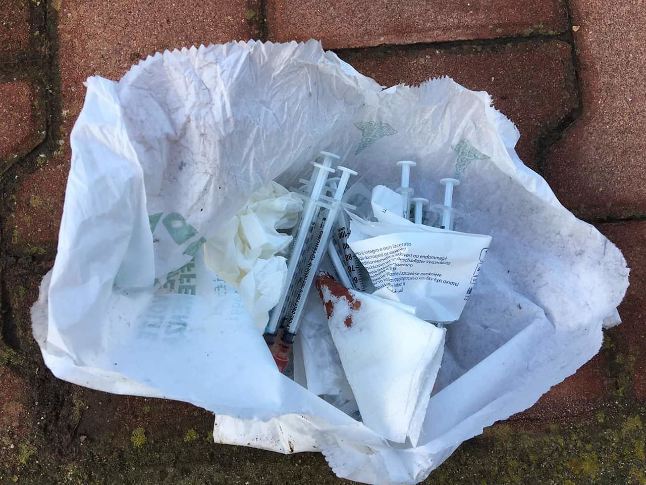 Sdegno a Villacidro, siringhe usate e fazzoletti sporchi di sangue abbandonati in strada