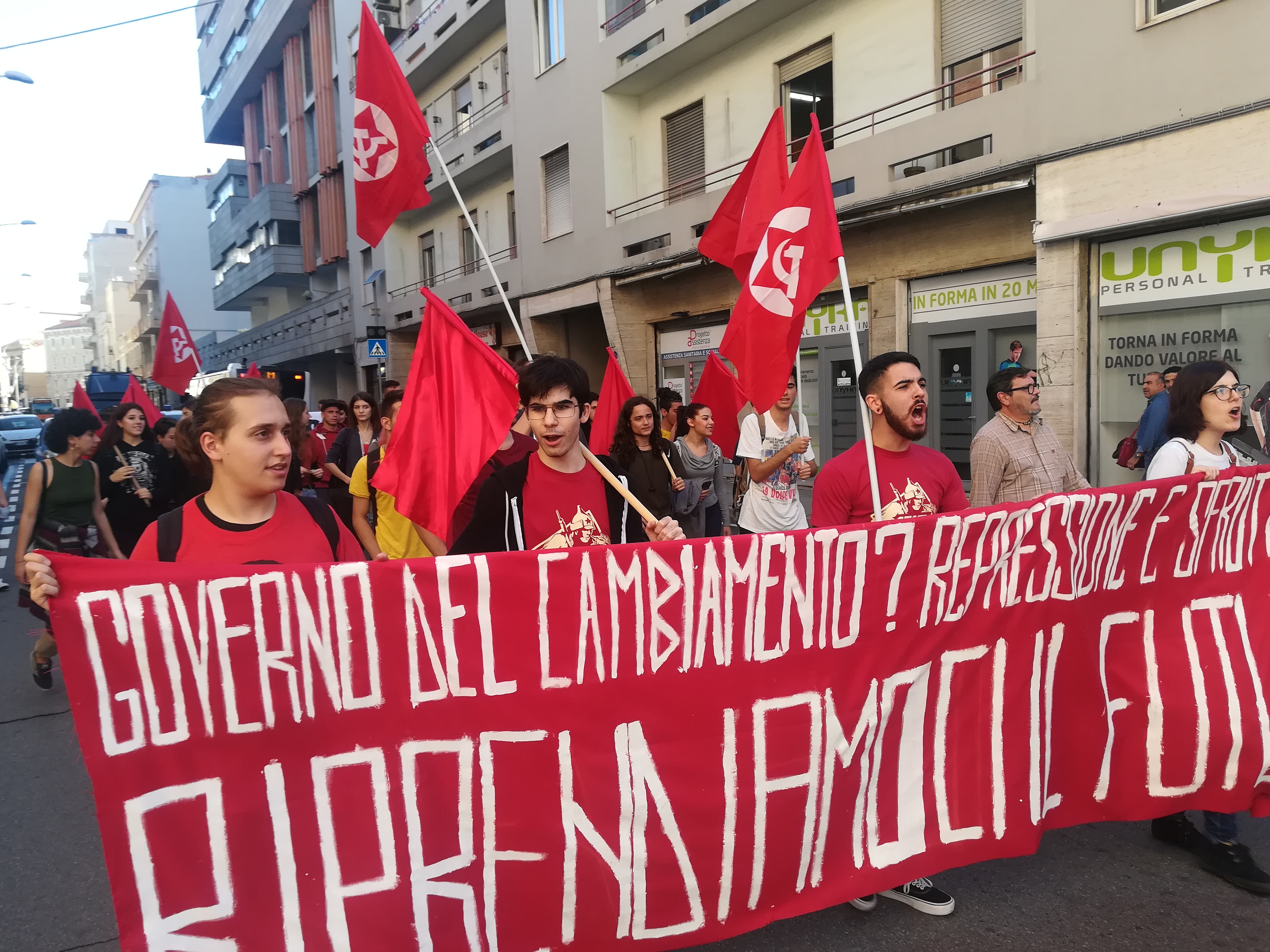 Cagliari, studenti in corteo contro Di Maio e Salvini: “No alla repressione e alle telecamere a scuola”