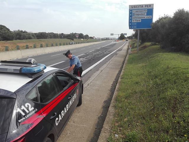 Semina il panico sulla 131 senza patente a bordo di una Fiat Brava rubata: 24 enne arrestato dai carabinieri