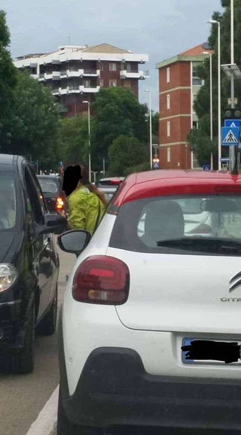 “Cagliari, una donna si butta addosso alle macchine e chiede soldi: non cascateci, è una truffa”