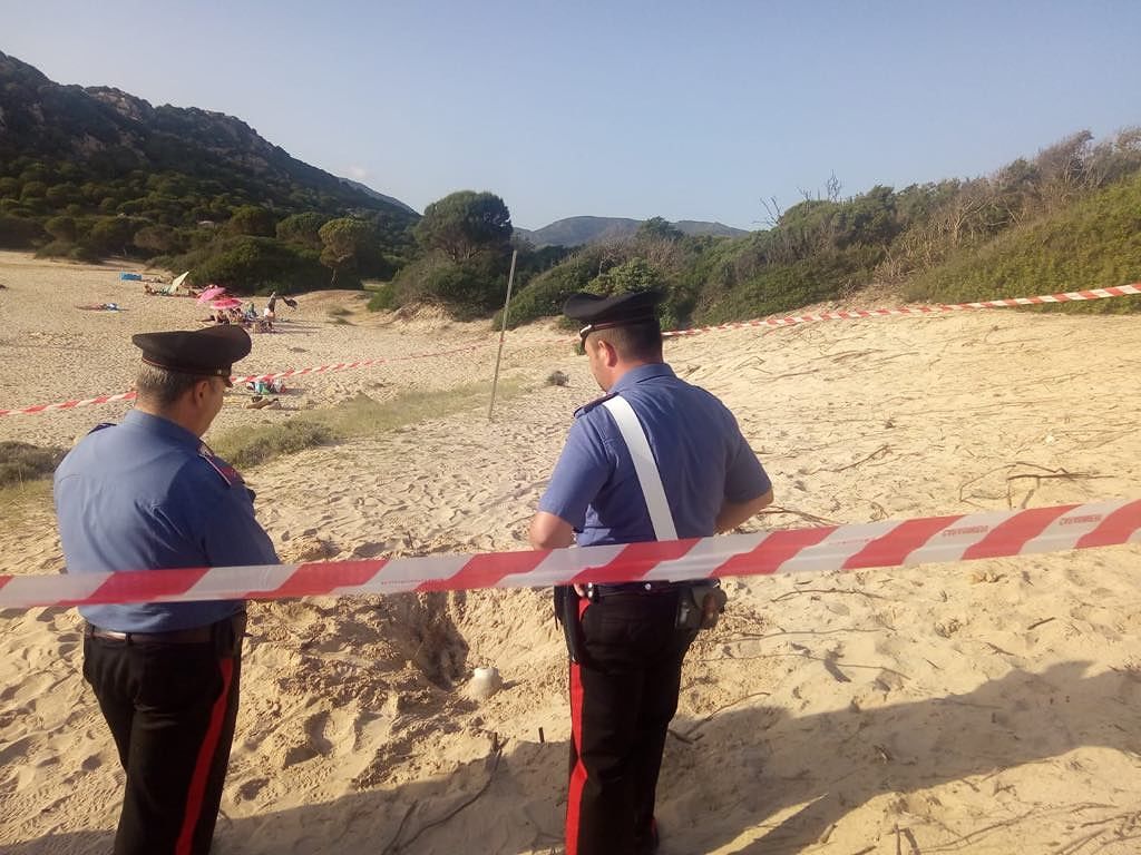 Giallo in spiaggia a Chia, un turista trova uno scheletro a Cala Cipolla: sul posto i carabinieri