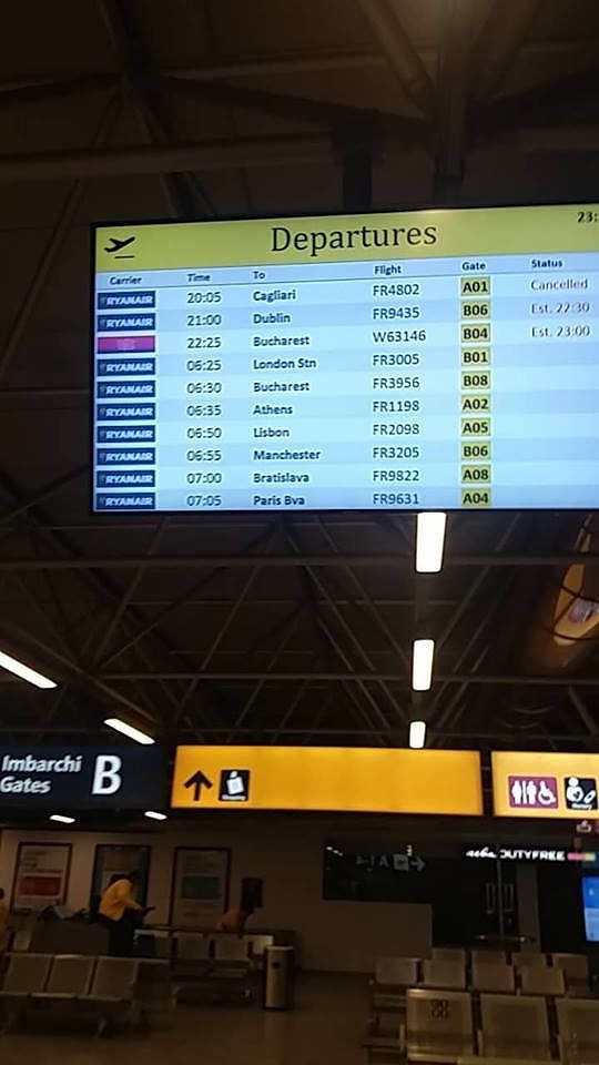 Cancellato il volo Roma-Cagliari dopo la tempesta di grandine: cagliaritani fermi nella notte a Ciampino