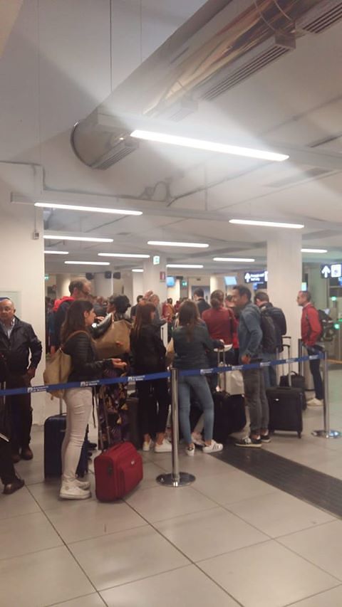 Cagliaritani bloccati nella notte a Ciampino, giungla rimborsi: “Non abbiamo i soldi per tornare a casa” (VIDEO)