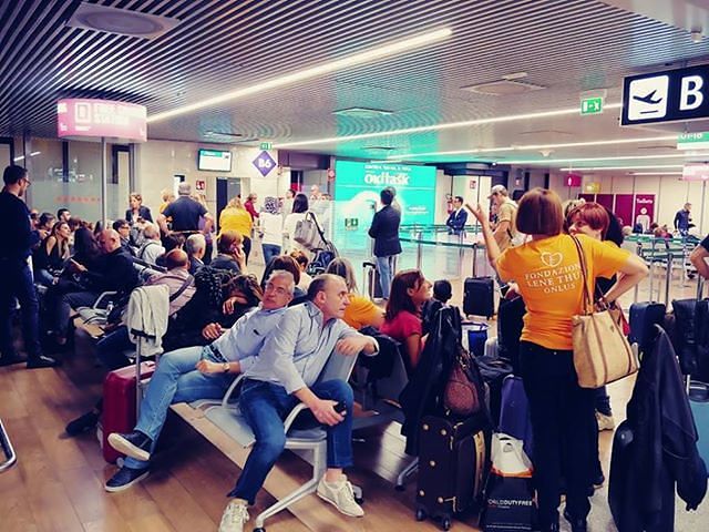 Cagliaritani “accampati” nella notte anche a Fiumicino: la notte dell’ansia in aeroporto (VIDEO)