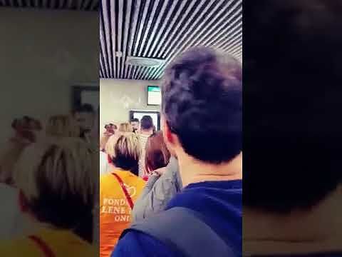 Roma-Cagliari, volo annullato nella notte a Fiumicino: esplode la rabbia dei cagliaritani beffati (VIDEO)