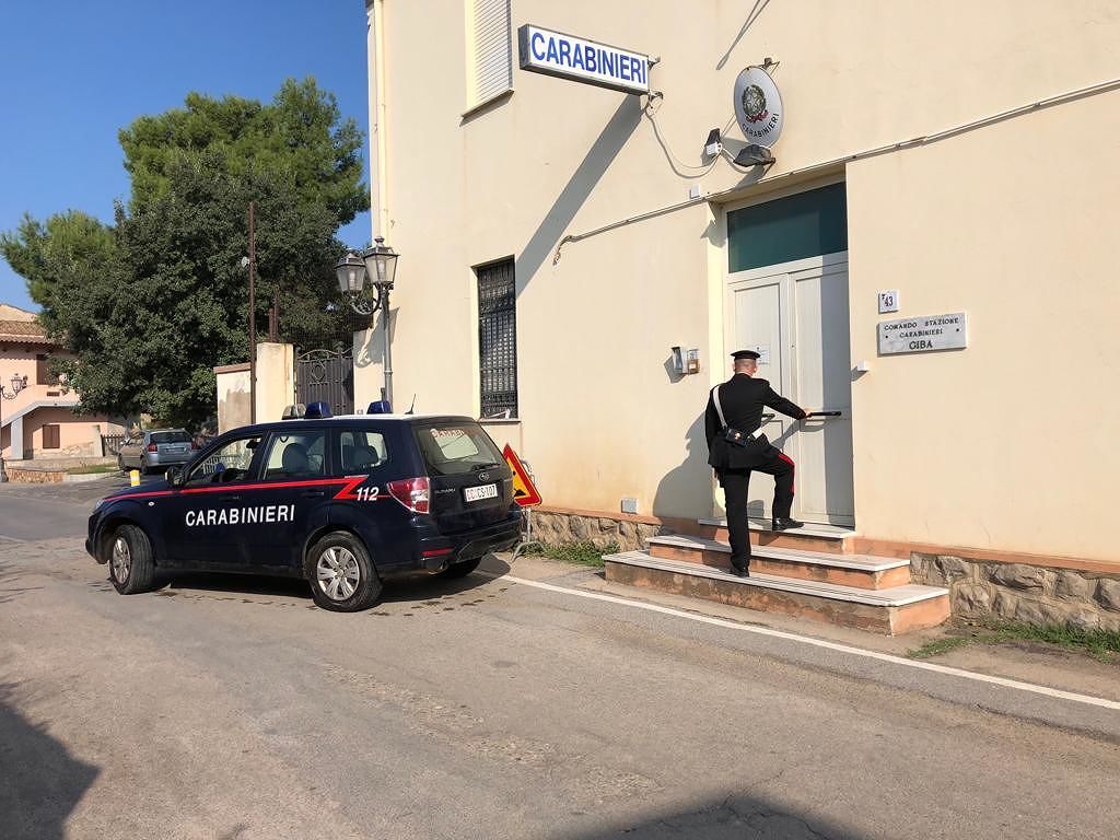 Con mazza da golf e passamontagna tenta di rapinare un bar: un arresto a Masainas