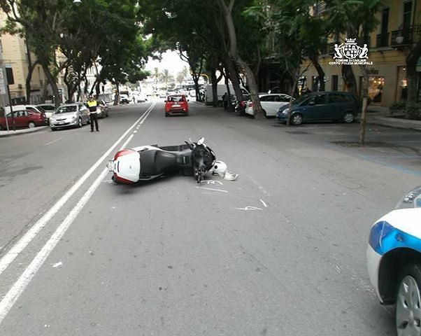 Cagliari, la moto si schianta contro una Honda: centauro cade a terra nel Largo e resta ferito