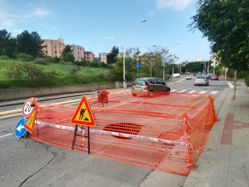 Cagliari, voragine in via dei Conversi: il Comune sbarra metà strada, ecco i percorsi alternativi