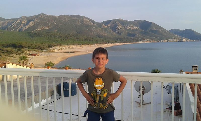 Francesco, il bambino quartese di 10 anni trova uno scheletro in spiaggia a Chia. La mamma: “Orgoglioso della scoperta”