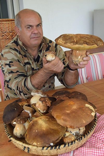 Raccolta da record a Orgosolo: un super porcino da oltre un chilo