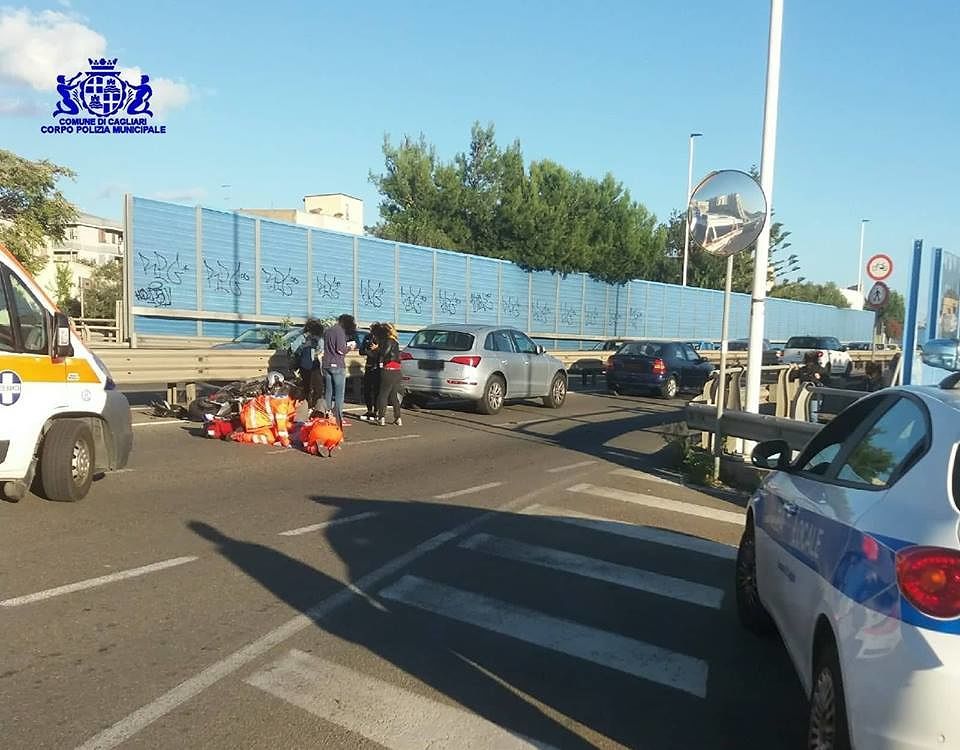 Cagliari, scooterone tampona un’auto sull’asse mediano: ferito il motociclista