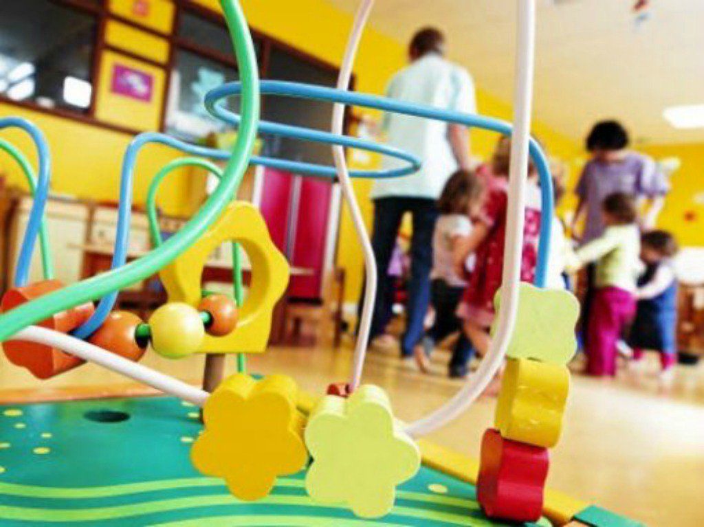 Cagliari, caos asili al Comune, famiglie in rivolta: “Rette folli e bimbi spediti lontano da casa”