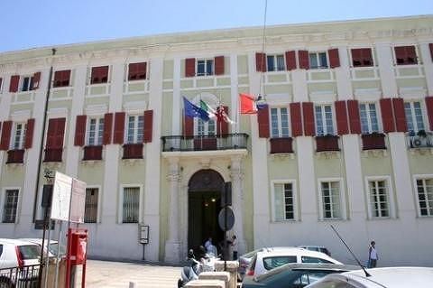 Cagliari, forzato nella notte il portone degli uffici della Prefettura