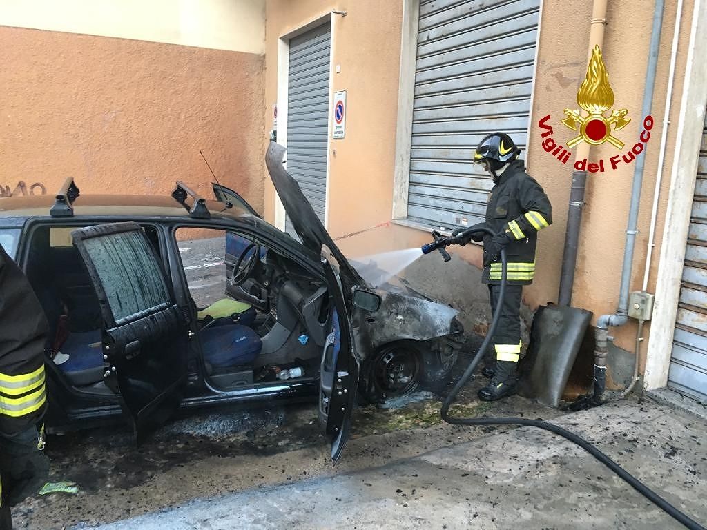 Cagliari, auto in fiamme nella notte nelle vie Arno e Monteponi
