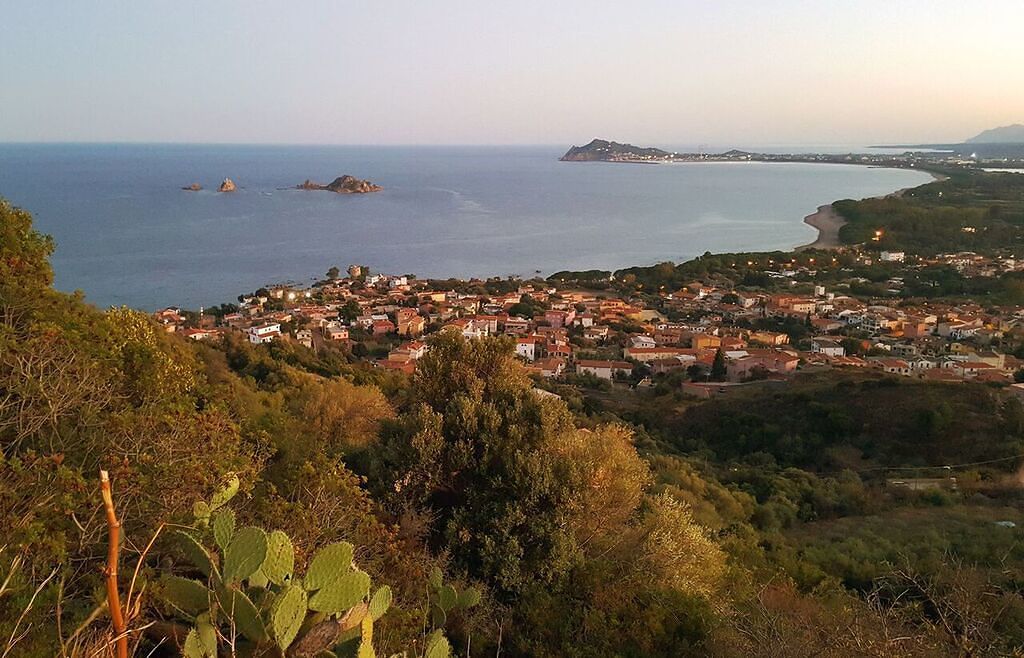Spiagge bianche e rocce scolpite dal vento, Santa Maria Navarrese miglior borgo sardo per le vacanze