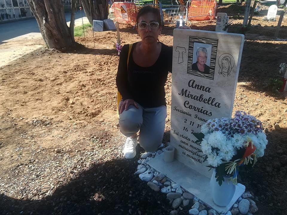 Cagliari, lacrime e rabbia al cimitero: “La tomba di mia madre profanata con una ruspa”