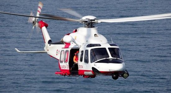Cagliari, impegnati in un’esercitazione di soccorso con l’elicottero salvano davvero un marinaio