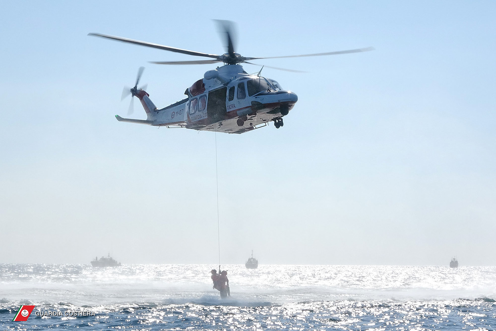 Cagliari, impegnati in un’esercitazione di soccorso con l’elicottero salvano davvero un marinaio