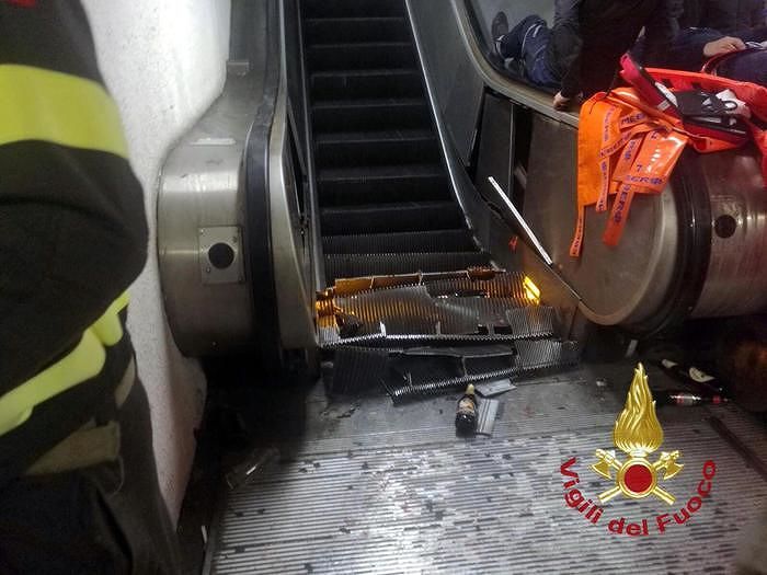 Roma, crolla la scala mobile della metro: feriti 20 ultras russi, uno è grave