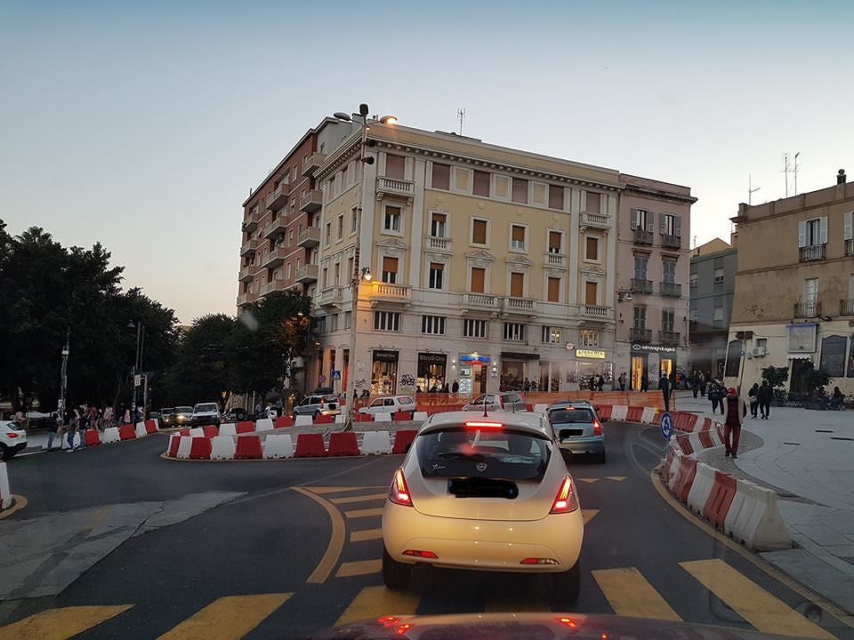Cagliari, lavori infiniti in piazza Costituzione. L’ira dei negozianti: “Cantiere fermo da agosto”